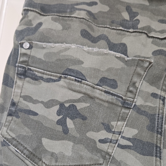 Rock & Republic Green Camo Cropped Jeans - Picture 4 of 6